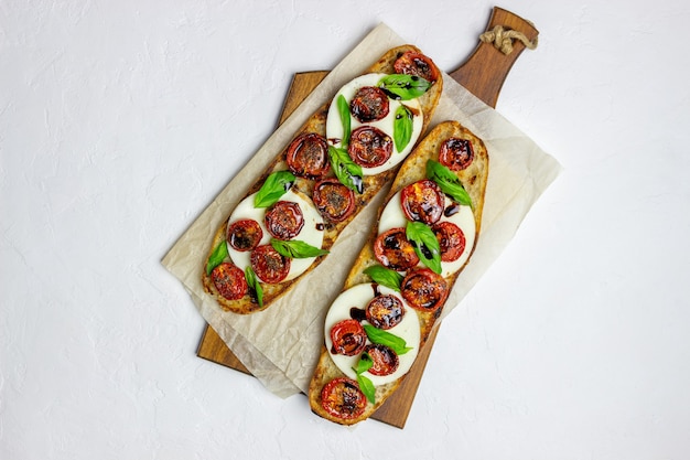 Bruschetta caprese con mozzarella, tomate y albahaca.