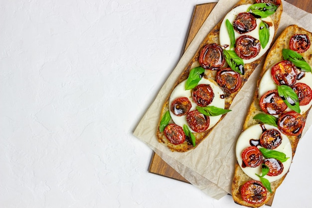 Bruschetta caprese con mozzarella, tomate y albahaca.