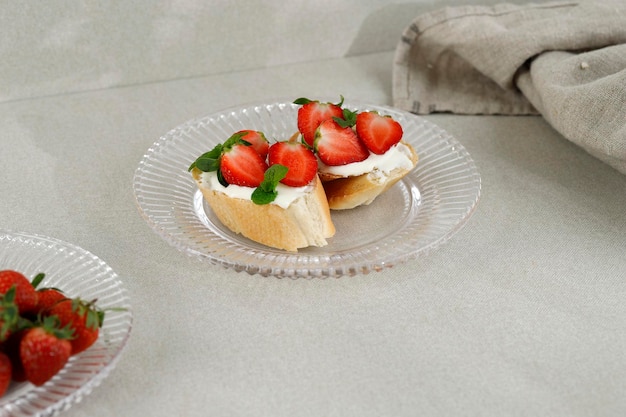 Bruschetta casera de fresas con queso