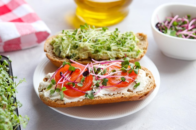 Bruschetta casera con queso crema tomates microgreens y aguacate Comida saludable Aperitivo sabroso