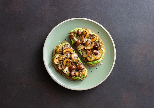 Bruschetta con champiñones y aguacates. Alimentación saludable. Comida vegetariana. Dieta cetogénica.