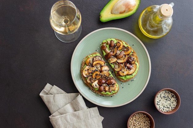 Bruschetta con champiñones y aguacates. Alimentación saludable. Comida vegetariana. Dieta cetogénica.