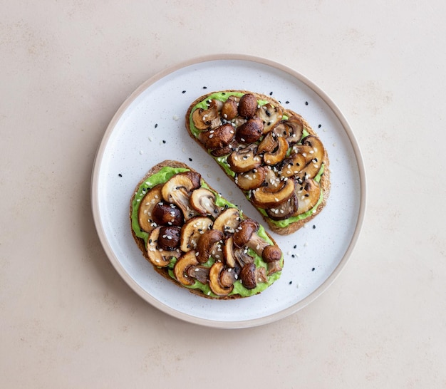 Bruschetta con champiñones y aguacates. Alimentación saludable. Comida vegetariana. Dieta cetogénica.