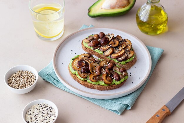 Bruschetta con champiñones y aguacates. Alimentación saludable. Comida vegetariana. Dieta cetogénica.