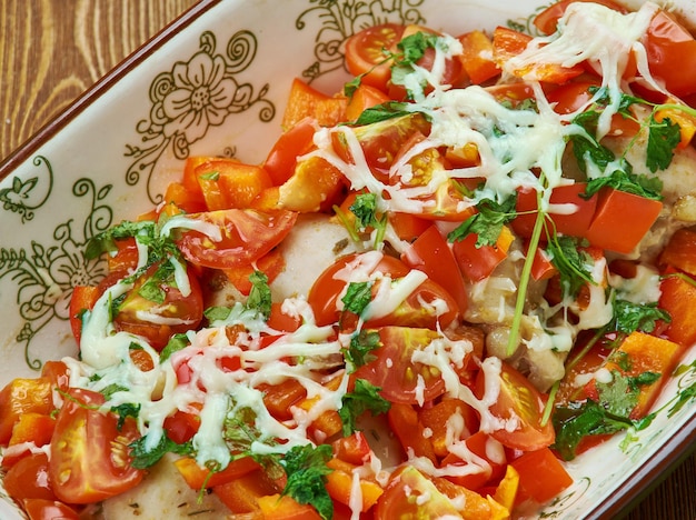 Bruschetta Chicken Bake, bocado perfectamente equilibrado de tomates, ajo, pollo y mozzarella