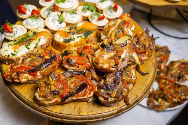 Bruschetta com azeitonas de abobrinha de pimentão grelhado e prato vegetariano de queijo mussarela