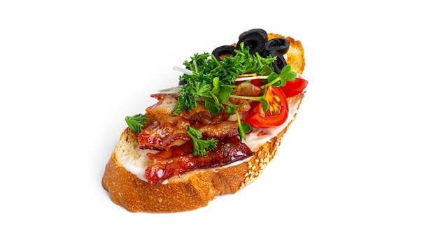 Bruschetta com bacon e vegetais em um fundo branco. Foto de alta qualidade