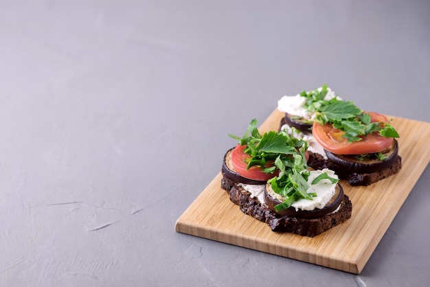 Bruschetta com Berinjela Grelhada Tomate Requeijão e Ervas Aromáticas Frescas