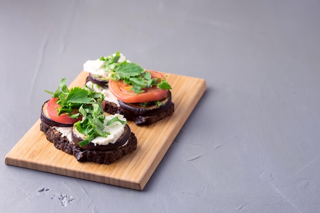 Bruschetta com Berinjela Grelhada Tomate Requeijão e Ervas Aromáticas Frescas