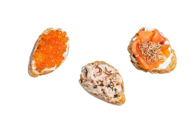 Bruschetta com caviar vermelho de salmão defumado quente e ervas isoladas no fundo branco