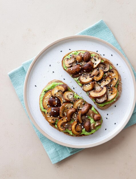 Bruschetta com cogumelos e abacates. Alimentação saudável. Comida vegetariana. Dieta ceto.