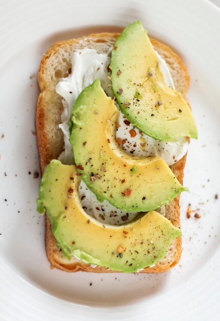 Foto bruschetta com cream cheese e abacate em um prato fechado