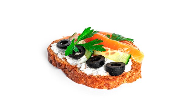 Bruschetta com cream cheese, salmão e vegetais isolados. Brinde isolado. Sanduíche isolado. Sanduiche com salmão e queijo