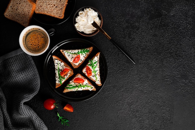 Bruschetta com creme de queijo e legumes fundo escuro Torradas e café Sanduíche Sanduíche com legumes e queijo Foto de alta qualidade