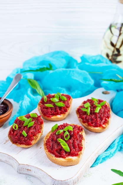 Bruschetta com ervas de beterraba ralada e cebola caramelizada