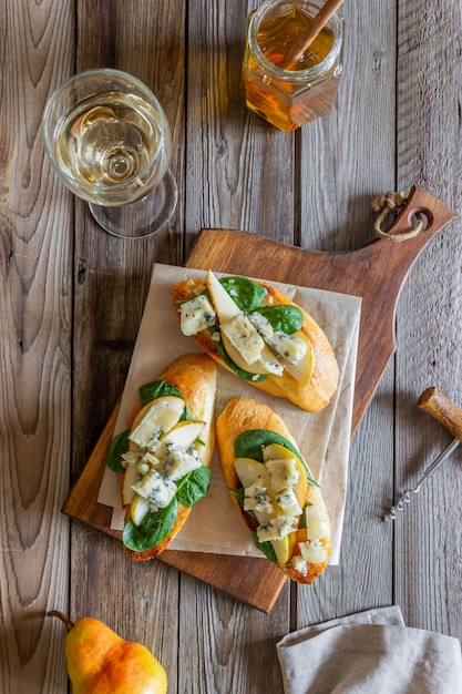 Bruschetta com espinafre, pêra e queijo azul. vinho. comida vegetariana. alimentação saudável. veganismo. dieta.