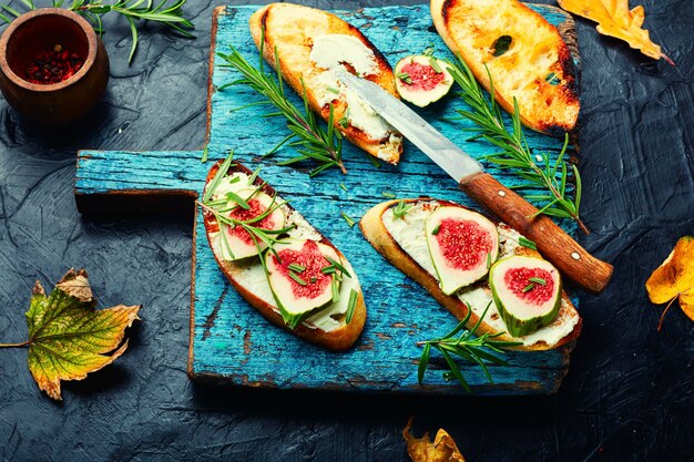 Bruschetta com figos, requeijão e alecrim. Comida sazonal