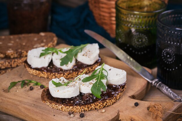 Bruschetta com geléia de figo, queijo de cabra e rúcula