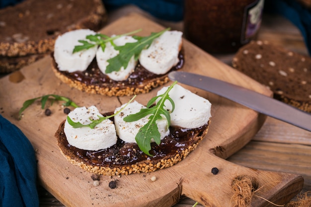 Bruschetta com geléia de figo, queijo de cabra e rúcula