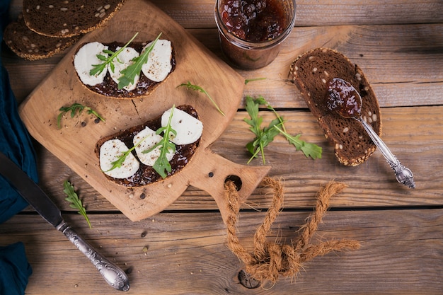 Bruschetta com geléia de figo, queijo de cabra e rúcula