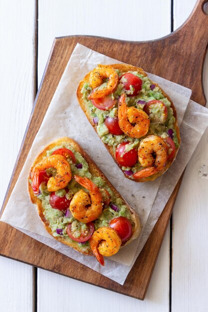 Bruschetta com guacamole de camarão e tomate Alimentação saudável Café da manhã