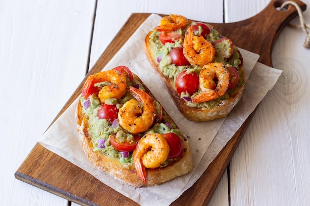 Bruschetta com guacamole de camarão e tomate Alimentação saudável Café da manhã