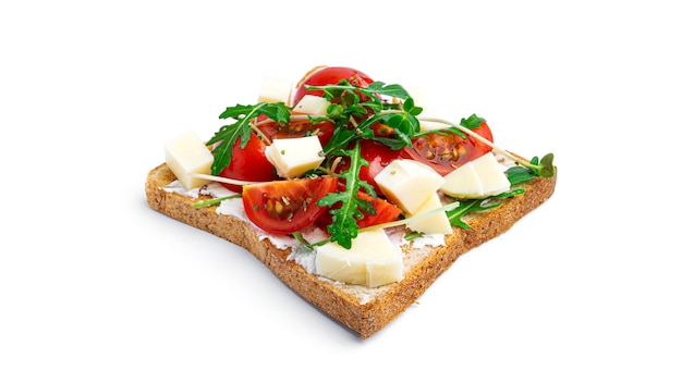 Bruschetta com legumes e queijo mussarela em um fundo branco. foto de alta qualidade