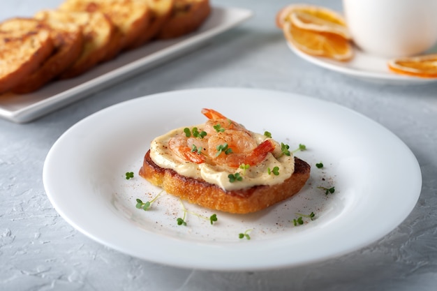 Bruschetta com maionese de camarão e microgreens