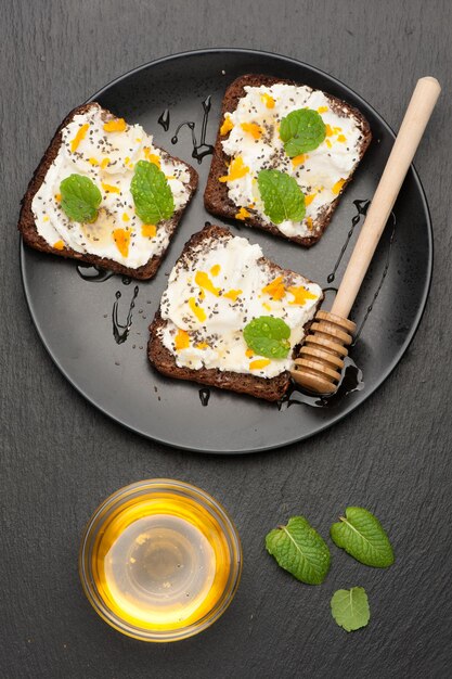 Bruschetta com mel de queijo de cabra e sementes de chia vista superior