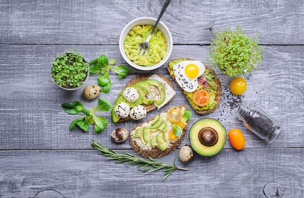 Foto bruschetta com microgrin de abacate, ovos de codorna e queijo adyghe e mussarela