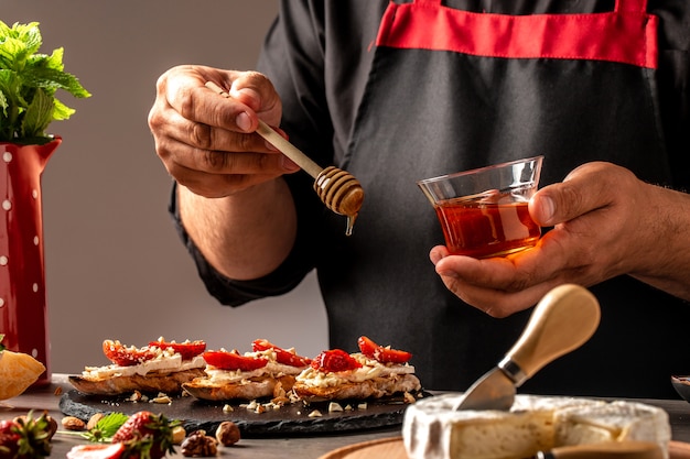 Bruschetta com morangos, queijo camembert, nozes e mel