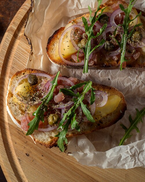 Bruschetta com peixe e cebola