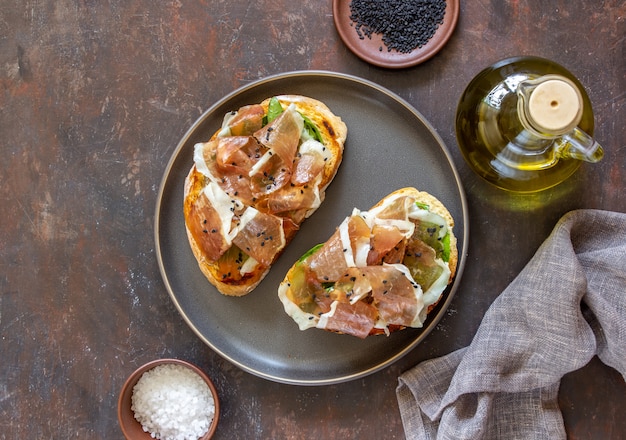 Bruschetta com presunto e presunto serrano