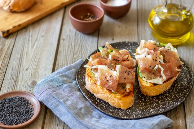 Bruschetta com presunto e presunto serrano