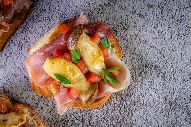 Bruschetta com presunto e tomate