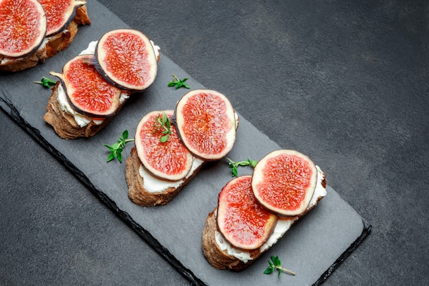 Bruschetta com queijo azul e figos frescos