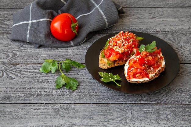 Bruschetta com queijo cottage abacate tomates verdes sementes de gergelim branco Alimentos saudáveis ricos em gorduras saudáveis fibras vitaminas antioxidantes Comida vegetariana