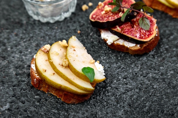 Bruschetta com queijo cottage, figos, peras e mel