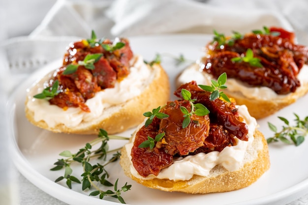 Bruschetta com queijo creme de tomate seco e verduras