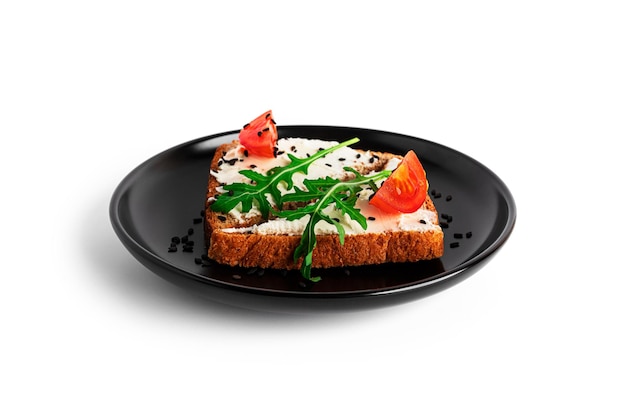 Bruschetta com queijo creme e legumes isolados em um fundo branco Torradas e café isolado Sanduíche isolado Sanduíche com legumes e queijo Foto de alta qualidade