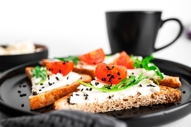 Bruschetta com queijo creme e legumes isolados em um fundo branco Torradas e café isolado Sanduíche isolado Sanduíche com legumes e queijo Foto de alta qualidade