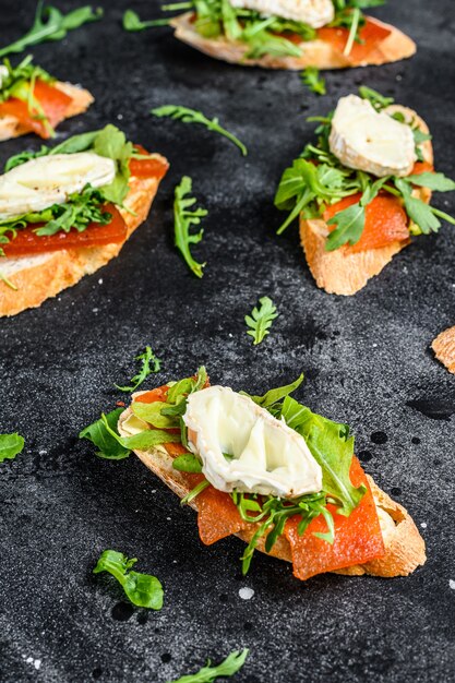 Bruschetta com queijo de cabra, rúcula e marmelada de pêra