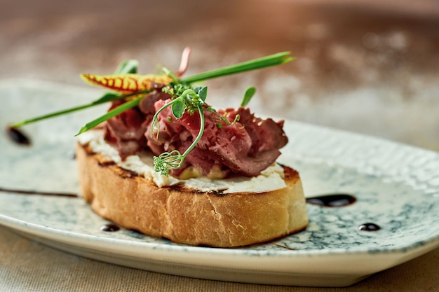 Bruschetta com rosbife em um prato. Close-up, foco seletivo