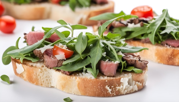 Bruschetta com rúcula de carne e queijo parmesão