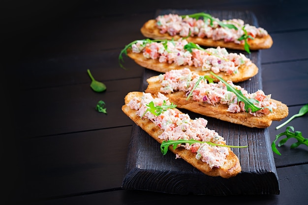 Bruschetta com salmão assado