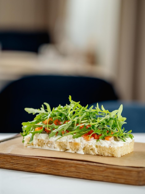 Bruschetta com salmão e rúcula