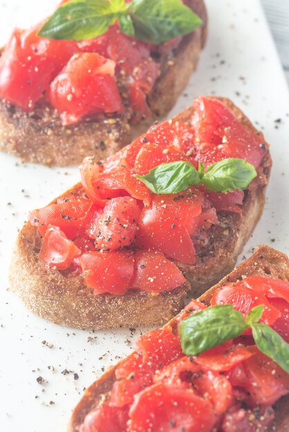 Bruschetta com tomate cereja e manjericão