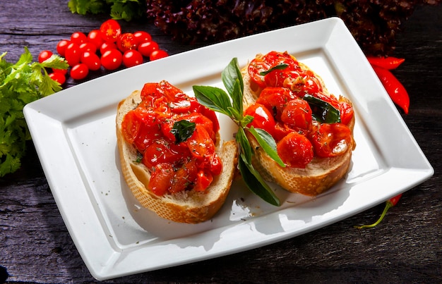 Bruschetta com tomate cereja e manjericão