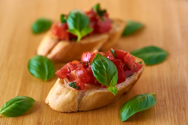 Bruschetta com tomate e manjericão