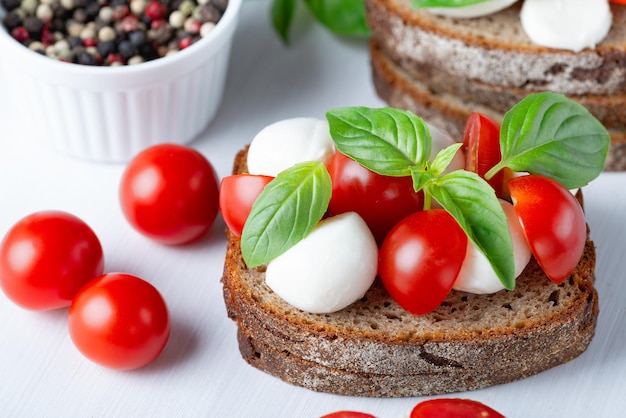 Bruschetta com tomate mussarela e manjericão comida vegetariana alimentação saudável